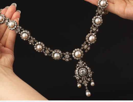 独角鹿西洋古董19世纪英国出品花簇流苏造型黄金底纯银镶嵌钻石与天然海水珍珠吊坠项链及耳环套件 带原盒 商品图4