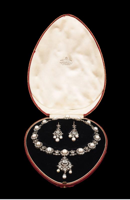 独角鹿西洋古董19世纪英国出品花簇流苏造型黄金底纯银镶嵌钻石与天然海水珍珠吊坠项链及耳环套件 带原盒 商品图0