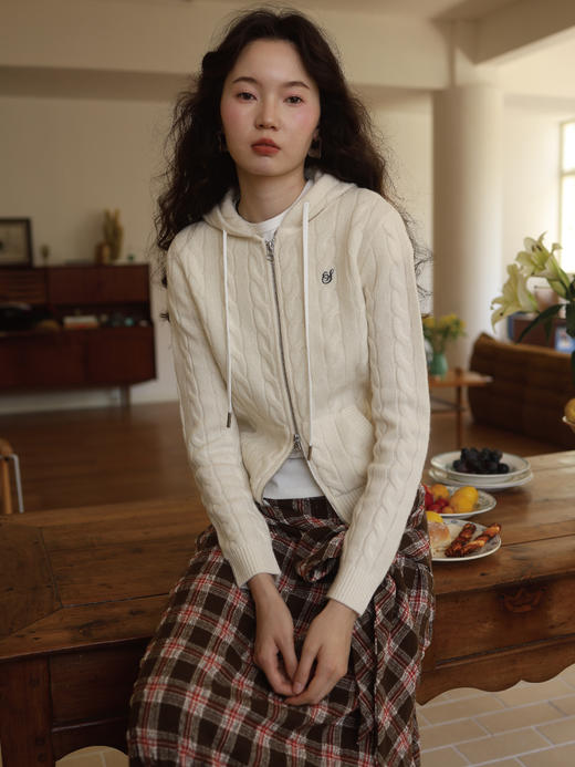 素舶 澳洲美丽诺全羊毛柔软亲肤刺绣绞花双开拉链针织开衫外套 商品图0