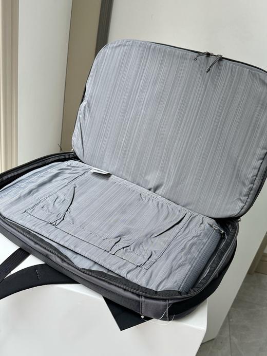 点此购买 始祖鸟BLADE 20通勤双肩背包 xj 328481 商品图14