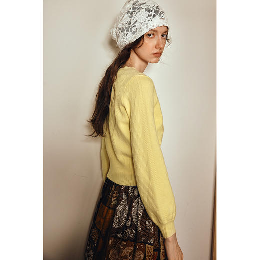 OLrain欧芮儿2025新款女秋季通勤黄色波浪花边V领绞花毛织开衫 商品图2