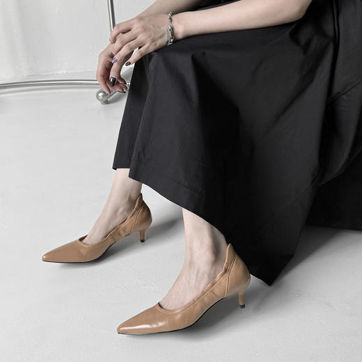 【预售5天】气质耐看型~春秋新款浅口褶皱软皮法式通勤尖头猫跟单鞋DQ&DQ9595W 商品图1