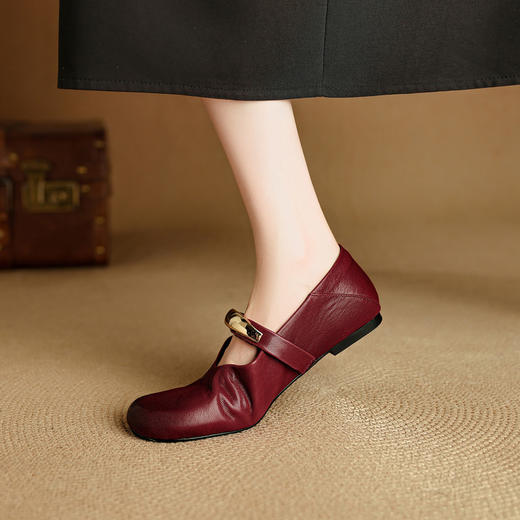 【预售5天】新款四季女鞋羊皮时尚圆头金属扣一字带舒适平底浅口单鞋NJMK&K1656 商品图2