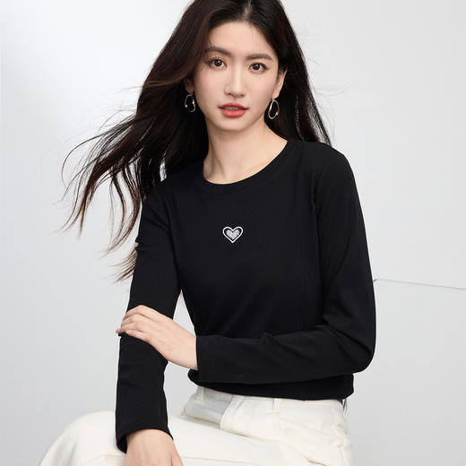 【周四狂欢价】熙世界爱心刺绣黑色T恤女长袖2025秋季新款修身显瘦长绒棉打底衫 商品图3