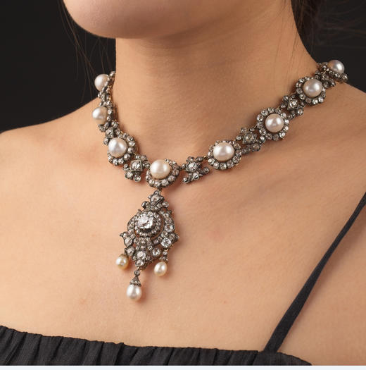 独角鹿西洋古董19世纪英国出品花簇流苏造型黄金底纯银镶嵌钻石与天然海水珍珠吊坠项链及耳环套件 带原盒 商品图1