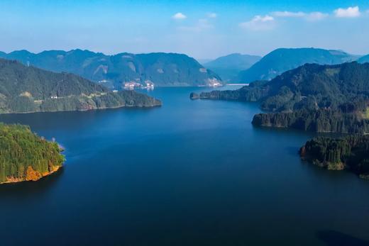 瓦屋山10.9-11.30免门票【瓦屋山汀颐酒店】雅女湖畔，瓦屋山下！低至￥228抢1间/￥436抢2间（可拆分），赏瓦屋山绝壁栈道、飞瀑绿野、戏水拍照··· 商品图1