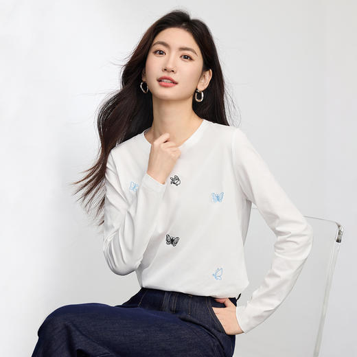 【08/27新品】熙世界蝴蝶刺绣T恤女长袖2025秋季新款时尚减龄宽松显瘦打底上衣 商品图3
