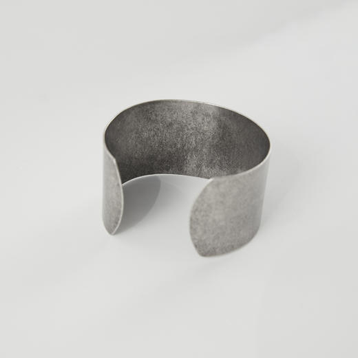 ROMI STUDIO 不锈钢手镯 复古做旧银色开口手镯臂环 RWCRP33535 商品图3