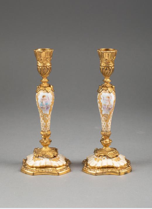 独角鹿西洋古董法国出品路易十五风格古典卷叶纹铜鎏金精雕装饰小天使主题手绘描金瓷制烛台一对 商品图0