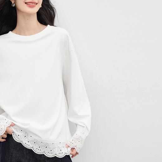 【09/03新品】熙世界镂空花边拼接T恤女长袖宽松圆领白色体恤上衣2025秋季新款 商品图4