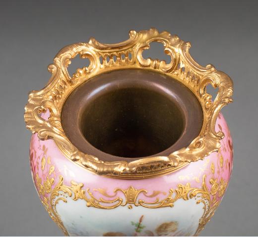 独角鹿西洋古董19世纪法国出品路易十五风格古典卷叶纹铜鎏金精雕装饰天使与花卉主题手绘描金瓷瓶 商品图3