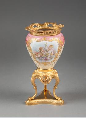 独角鹿西洋古董19世纪法国出品路易十五风格古典卷叶纹铜鎏金精雕装饰天使与花卉主题手绘描金瓷瓶