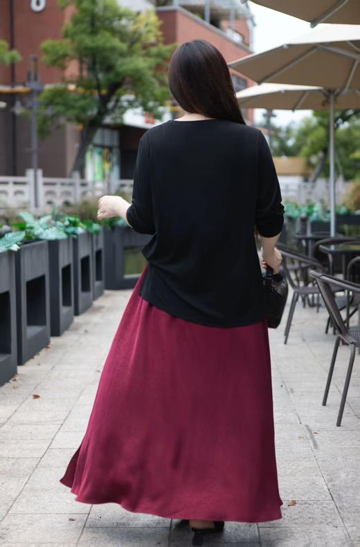 人手2件必入款🔥🔥【黑白双色 袢扣套头打底衫】结合大家最中意的元素！左右两侧开衩，防铜氨丝面料，莫代尔手感，舒适软糯亲肤，穿不腻的打底衫，非常推荐！ 商品图5