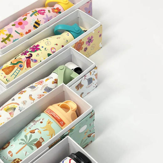 【🥳礼物精选🎁】西班牙惊奇世界保温杯家族限时返场❗4.9加购礼品袋、杯套限时抢购】N款花色+304不锈钢，安全无毒，保热保冷，萌趣图案随心选！咖啡杯/吸管杯/保温杯五种容量可选！ 商品图1