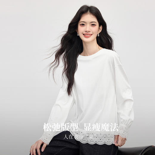 【09/03新品】熙世界镂空花边拼接T恤女长袖宽松圆领白色体恤上衣2025秋季新款 商品图1