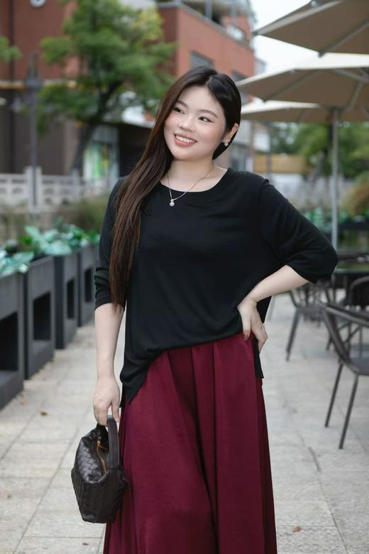 人手2件必入款🔥🔥【黑白双色 袢扣套头打底衫】结合大家最中意的元素！左右两侧开衩，防铜氨丝面料，莫代尔手感，舒适软糯亲肤，穿不腻的打底衫，非常推荐！ 商品图4