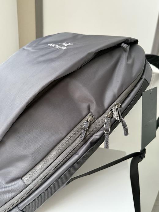 点此购买 始祖鸟BLADE 20通勤双肩背包 xj 328481 商品图10