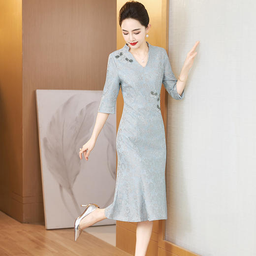 LC 2528中长款V领绣花修身时尚鱼尾裙 商品图3