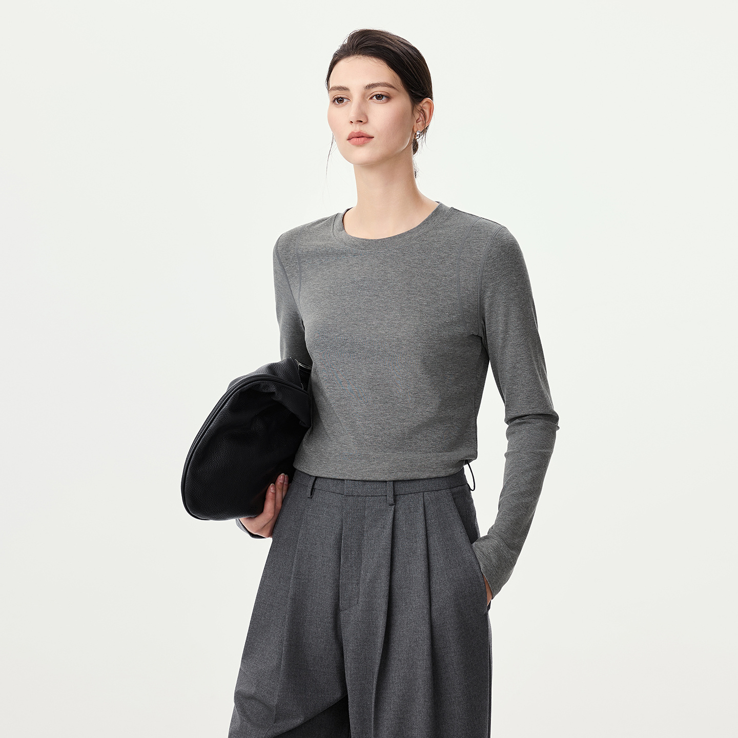 棉仓366601027-25春夏圆领长袖窄肩设计简约时髦感T恤