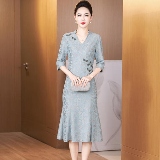 LC 2528中长款V领绣花修身时尚鱼尾裙 商品图0