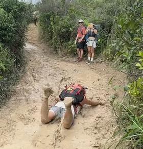 【课堂】泥巴路徒步安全指南！防滑倒的全套秘籍！能不屁降么？