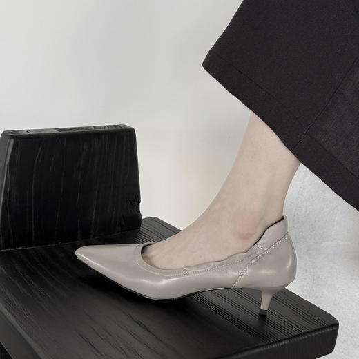 【预售5天】气质耐看型~春秋新款浅口褶皱软皮法式通勤尖头猫跟单鞋DQ&DQ9595W 商品图2