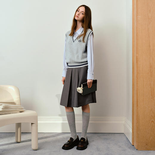 OLrain欧芮儿法式毛织V领女2025秋季新款休闲学院风外搭马甲上衣 商品图3