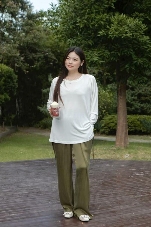 人手2件必入款🔥🔥【黑白双色 袢扣套头打底衫】结合大家最中意的元素！左右两侧开衩，防铜氨丝面料，莫代尔手感，舒适软糯亲肤，穿不腻的打底衫，非常推荐！ 商品图12