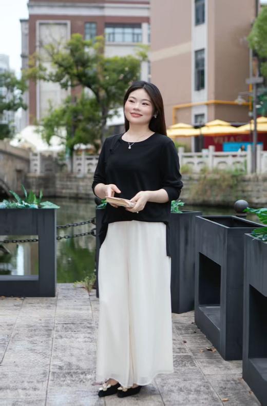 人手2件必入款🔥🔥【黑白双色 袢扣套头打底衫】结合大家最中意的元素！左右两侧开衩，防铜氨丝面料，莫代尔手感，舒适软糯亲肤，穿不腻的打底衫，非常推荐！ 商品图3