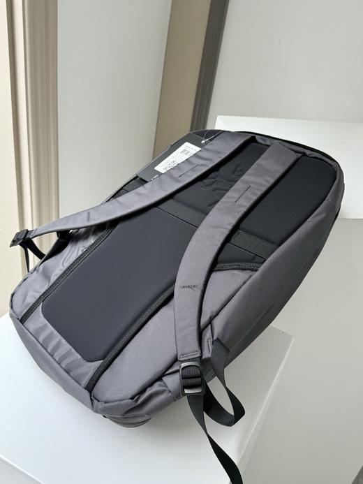 点此购买 始祖鸟BLADE 20通勤双肩背包 xj 328481 商品图7