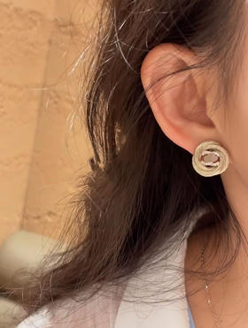 826-9 真相老渠道 25S 金色拉丝鸟巢 晶钻双C 耳钉