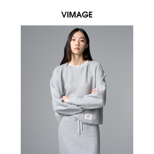 VIMAGE纬漫纪肌理感灰色宽松卫衣棉混纺撞色休闲2025秋季新款小上衣V2413103 商品图5