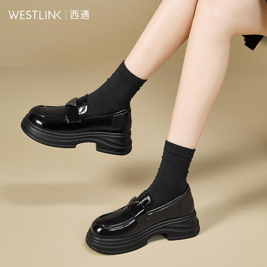 西遇厚底乐福鞋女新款秋季英伦漆皮增高黑色单鞋一脚蹬小皮鞋V1857095 商品图1