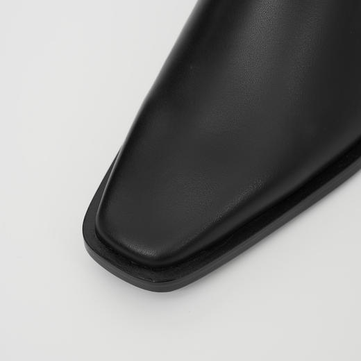 ROMI STUDIO“率性利落”牛皮拼羊皮粗跟方头长筒靴 RW24WP30718 商品图3