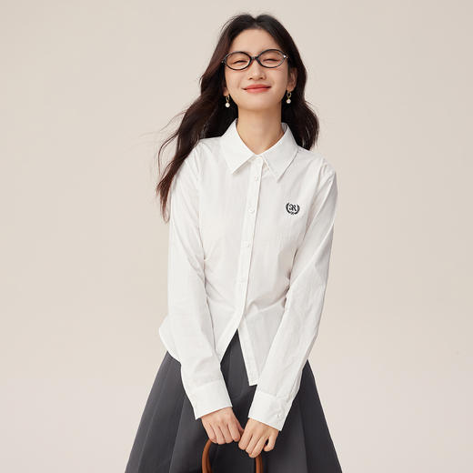 【08/27新品】熙世界学院风收腰衬衫女秋季2025年新款显瘦修身刺绣长袖白色衬衣 商品图3
