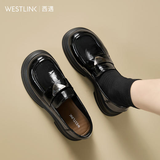 西遇厚底乐福鞋女新款秋季英伦漆皮增高黑色单鞋一脚蹬小皮鞋V1857095 商品图2