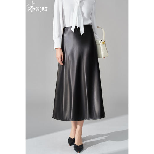 「墨玉流光」缎面鱼尾半裙哑光缎面在光线下呈现细腻的流动光泽，自带 “贵气感” 滤镜，比普通面料更显档次 仿醋酸流光鱼尾裙 米思阳2026秋季新款气质简约高腰显瘦半身裙女4936 商品图6