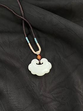 【于田产和田玉白玉平安锁】编号F12457/32*24/11克，出证书，发货1~5天，48小时鉴赏期