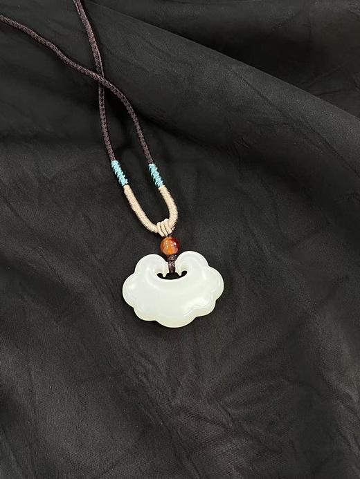 【于田产和田玉白玉平安锁】编号F12457/32*24/11克，出证书，发货1~5天，48小时鉴赏期 商品图0