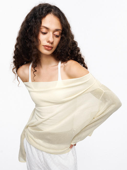 TR她热 空气奶芙 淡黄色微透针织不规则斜肩一字领罩衫毛衣 商品图0