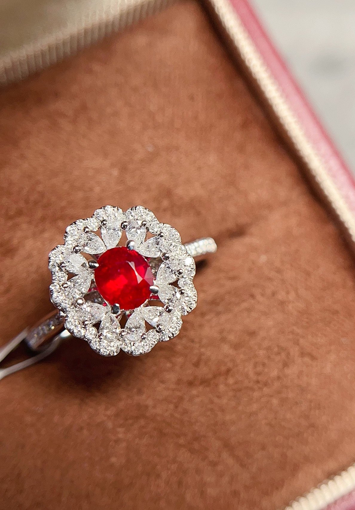 0.65ct刻面红宝石戒指