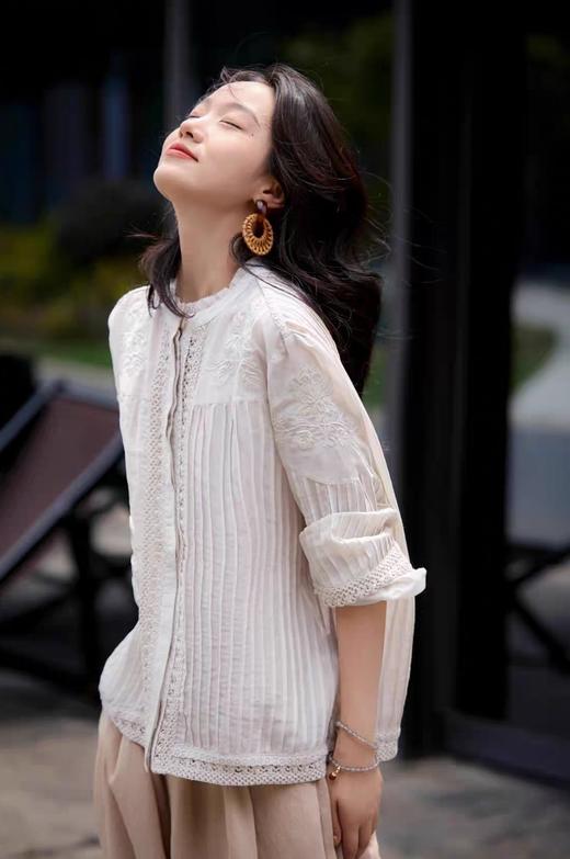 时光小溪法式刺绣衬衫重工木耳领泡泡袖上衣 商品图1