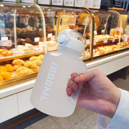 【巨能装❗️1000ML运动水杯】开启夏日运动局，活力补水，随时畅饮，新潮运动随手杯，学生便携耐高温带吸管户外提手运动水壶L 商品图3