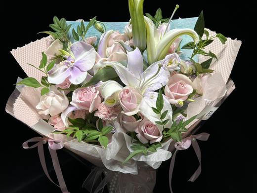 【爱在七夕】新鲜鲜花  粉白浪漫花束33朵粉玫瑰+香水百合2枝+蝴蝶兰1朵+配草 鲜花花束（可备注送货时间） 商品图1