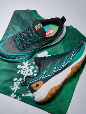 【开箱好评】户外特工惊蛰FLY！超轻王者！复杂场景下仍能提供强劲与稳定抓地力！