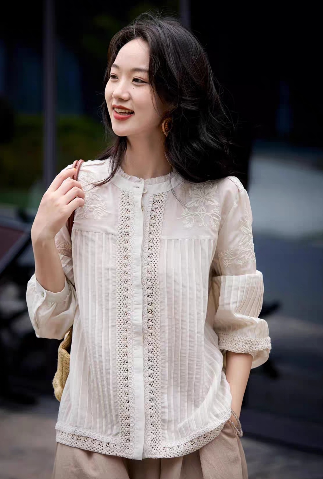 时光小溪法式刺绣衬衫重工木耳领泡泡袖上衣