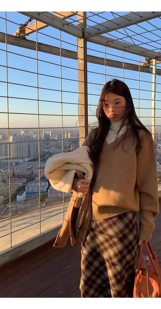 【孤品捡漏】（样衣）G71 卡其v领字母刺绣针织毛衫-喜出 商品图0