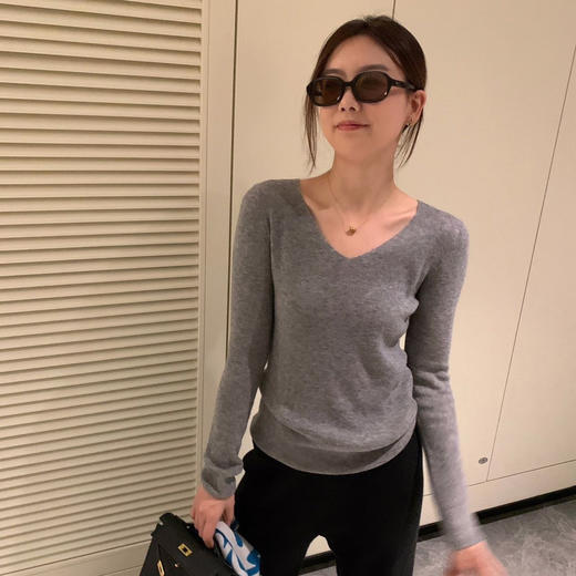 伊泺杉 羊毛针织打底衫 软糯亲肤 垂坠有骨感 圆领/V领 6色可选 商品图2