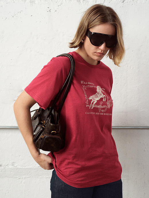 TR她热 小马邮差 铁锈红色复古印花做旧水洗宽松百搭T恤短袖 商品图1