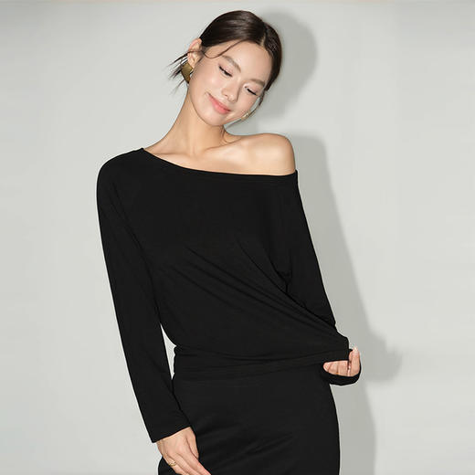 [屁侠推荐]欧可纪 一衣两穿 可斜可正一字肩露肩长袖打底衫 商品图4